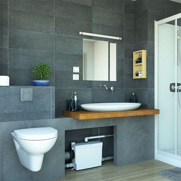 Broyeur WC silencieux Sanipack Pro Up de SFA avec 3 entrées, pour installation pratique et discrète dans la salle de bains.