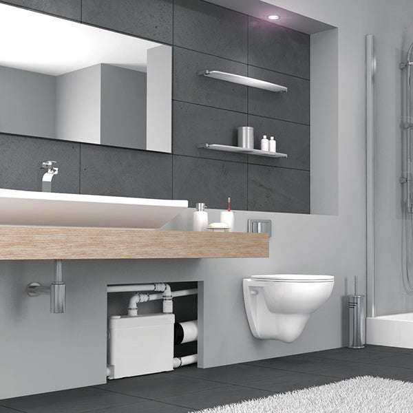 Broyeur SFA avec bâti-support WC Grohe et habillage en verre Saniwall Pro Up, installé dans une salle de bain moderne.
