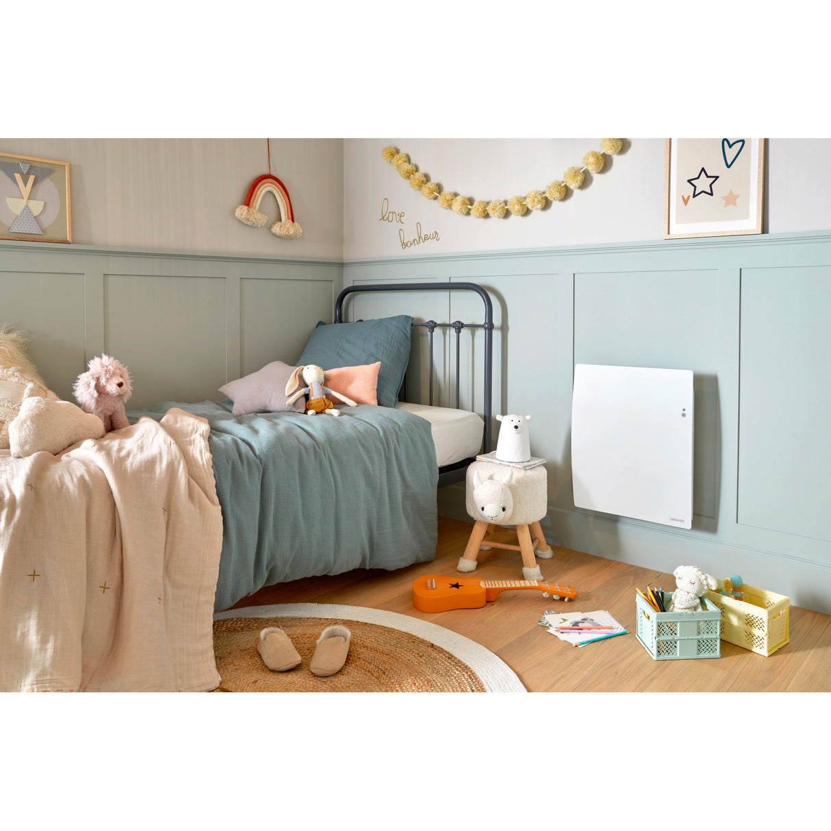 Radiateur électrique Atlantic blanc installé dans une chambre d'enfant, design moderne.