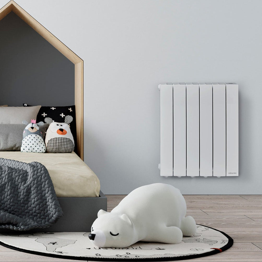 Radiateur blanc Atlantic, radiateur mural électrique dans une chambre pour enfant