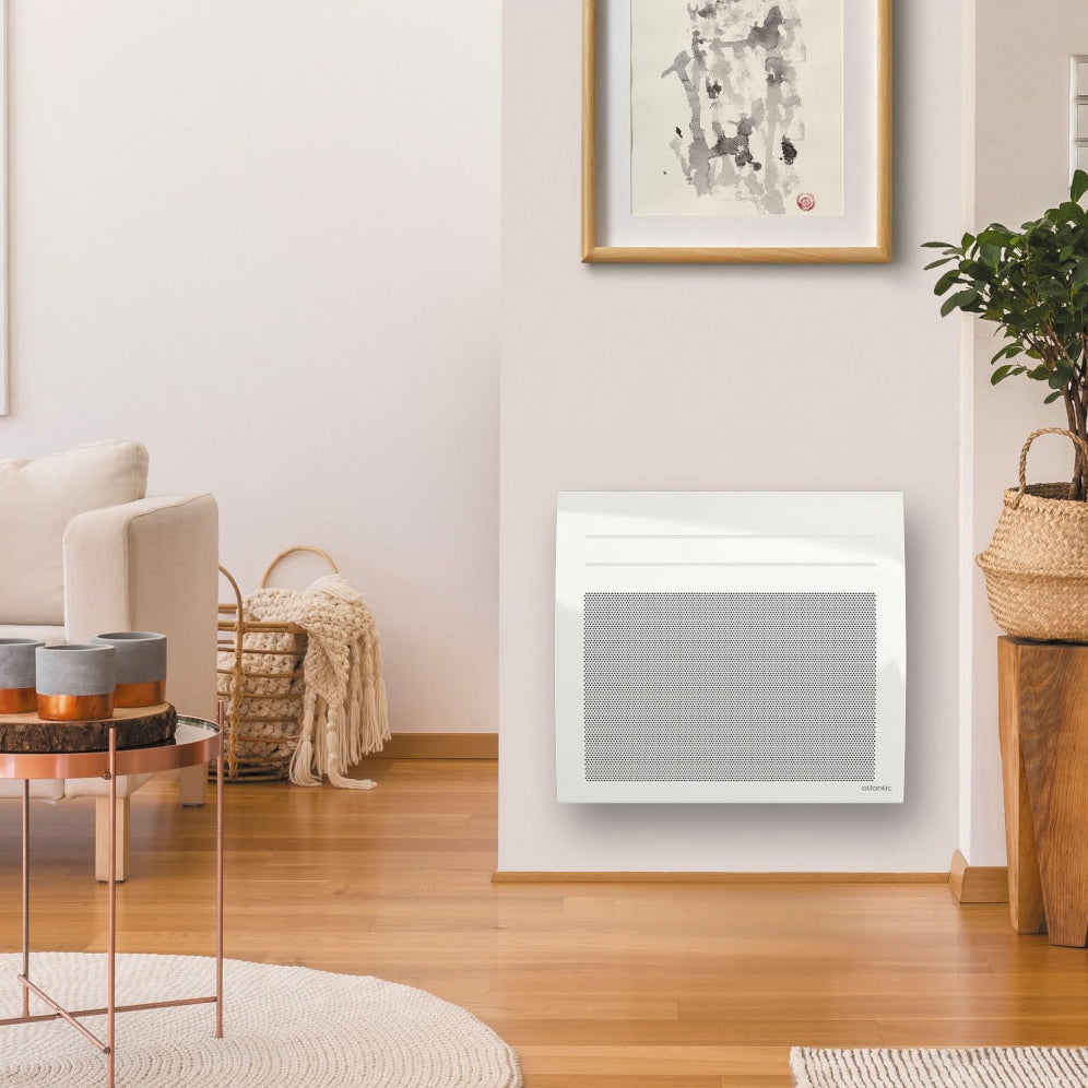 Radiateur électrique Atlantic blanc, installé dans un salon moderne, marque visible Atlantic.