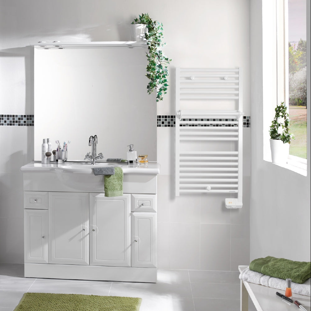 Radiateur sèche-serviettes blanc Acova mural dans salle de bain design, couleur blanche.