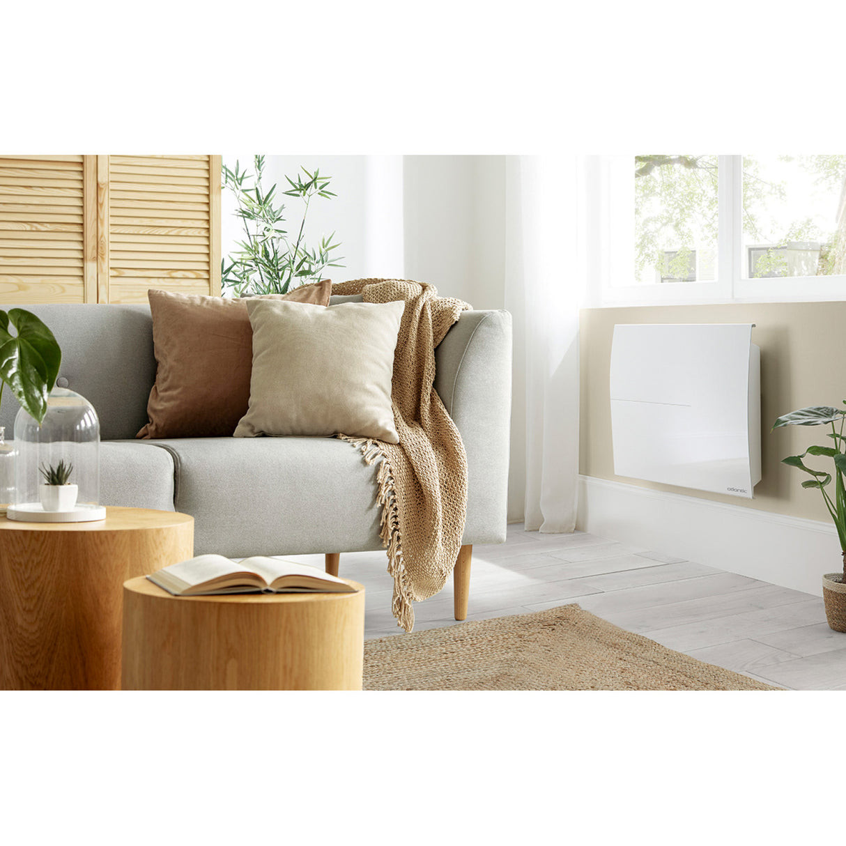 Radiateur Atlantic blanc, chauffage électrique mural dans salon moderne lumineux