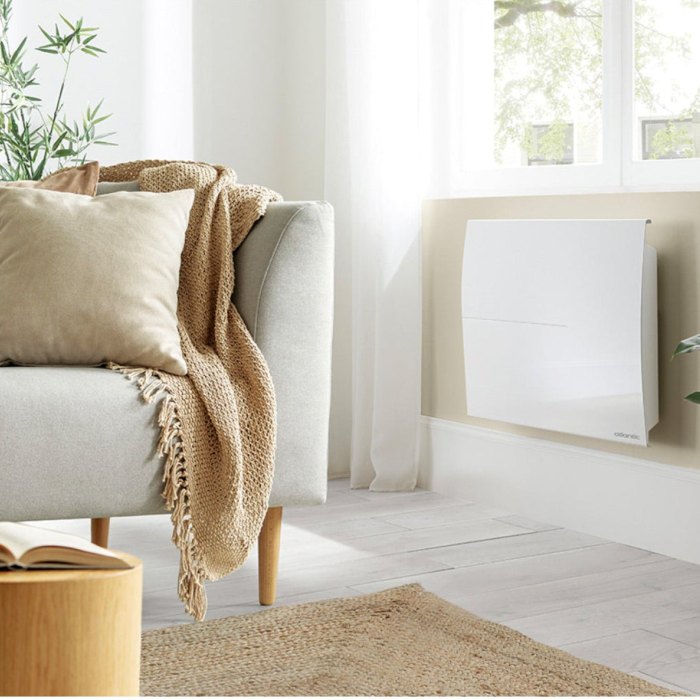 Radiateur Atlantic blanc, chauffage électrique mural dans salon moderne lumineux