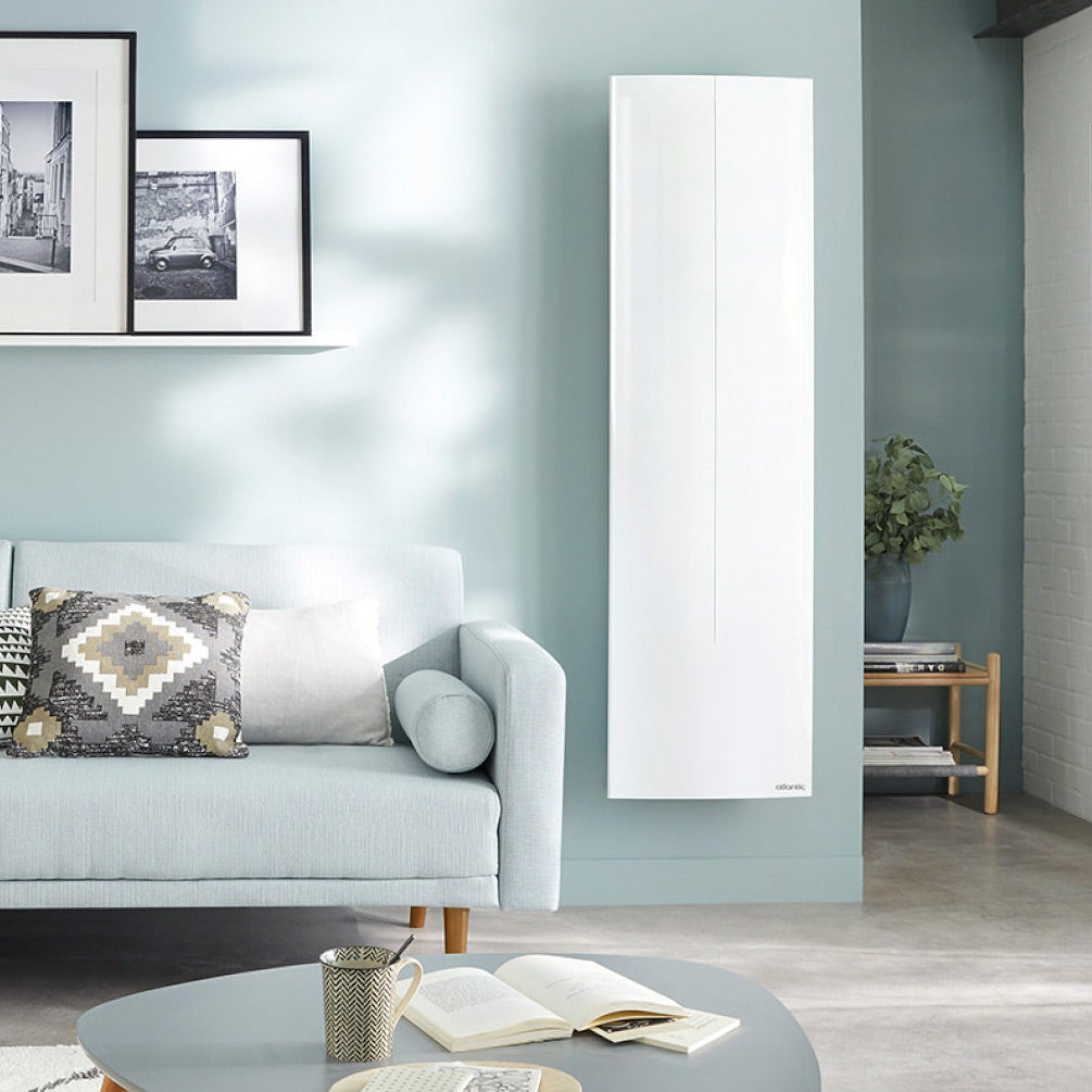 Radiateur vertical Atlantic blanc, chauffage mural, design moderne dans salon
