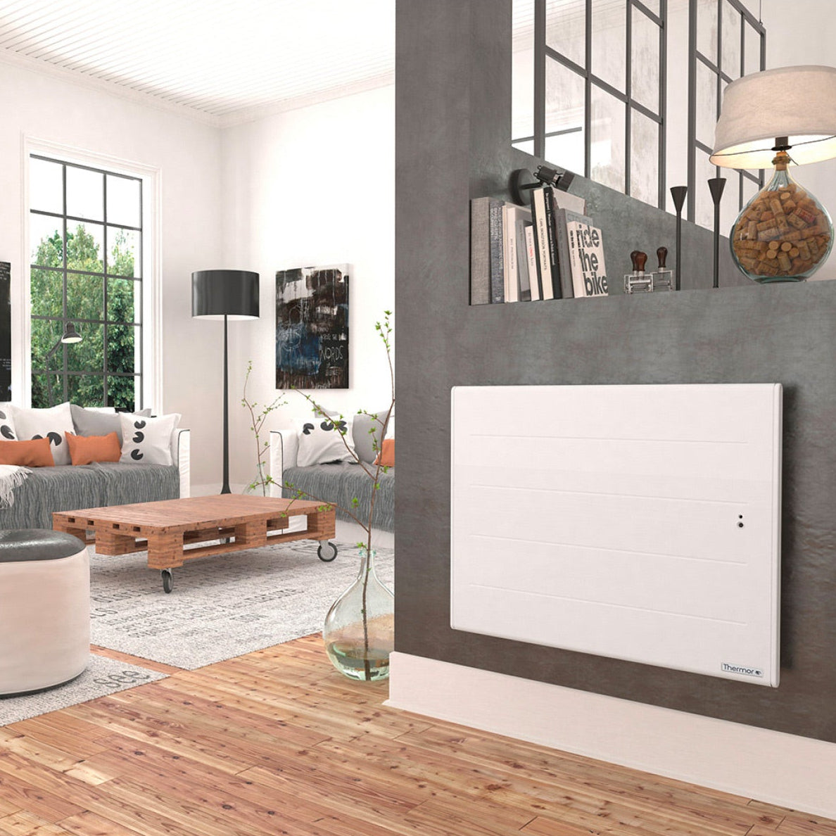 Radiateur Thermor panneau rayonnant blanc fixé au mur dans un salon lumineux