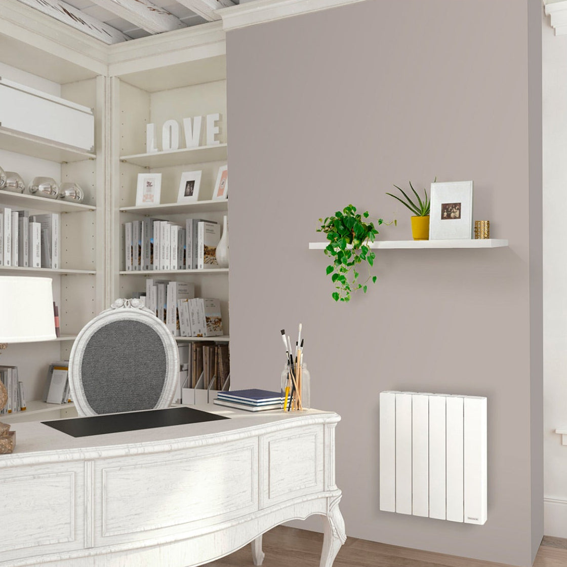 Radiateur blanc Atlantic mural dans un bureau, marque Atlantic, type radiateur électrique.