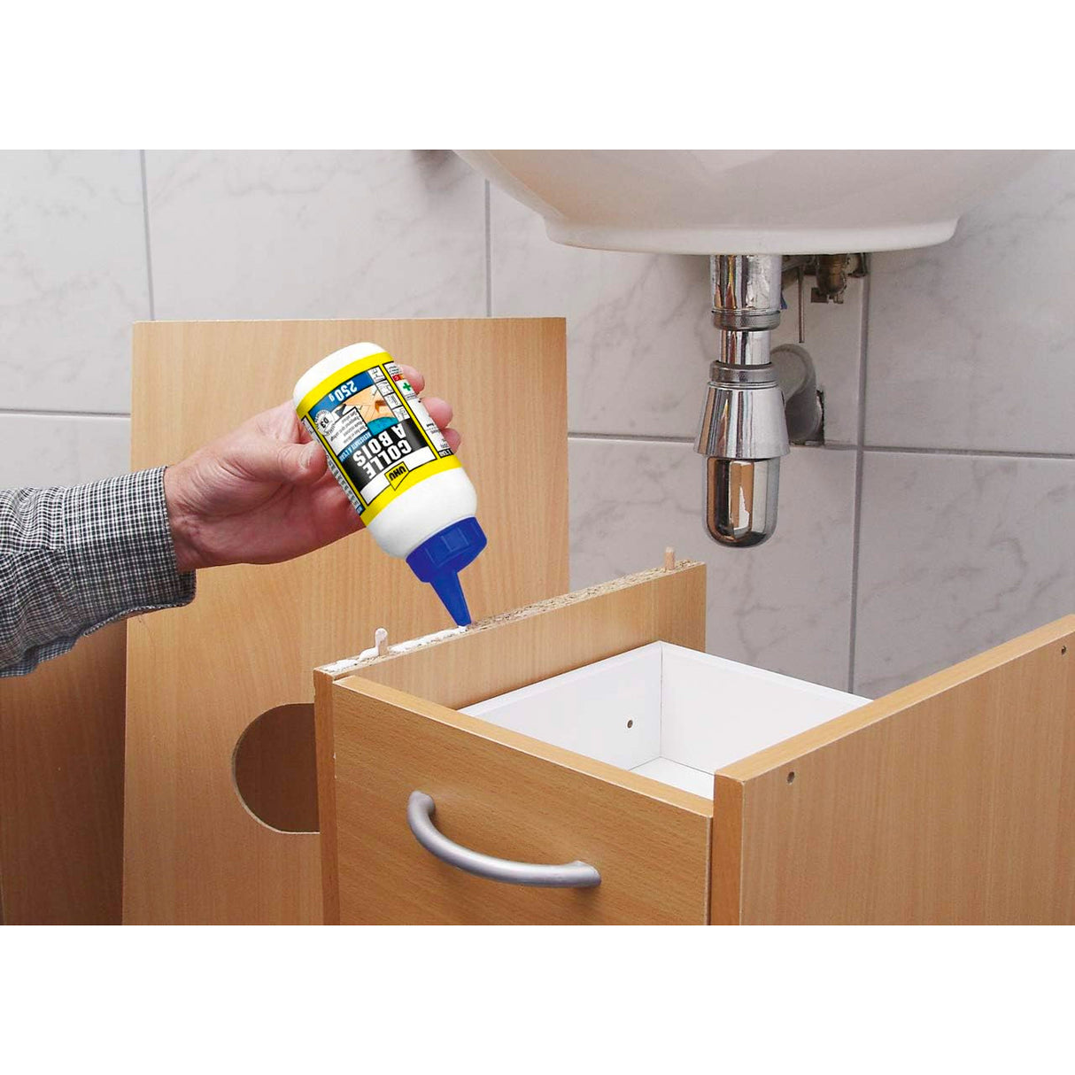 UHU Colle à bois waterproof - Résiste à l'eau, l'intérieur et l'extérieur, D3, sans solvants, embout de précision, transparente, biberon 250g