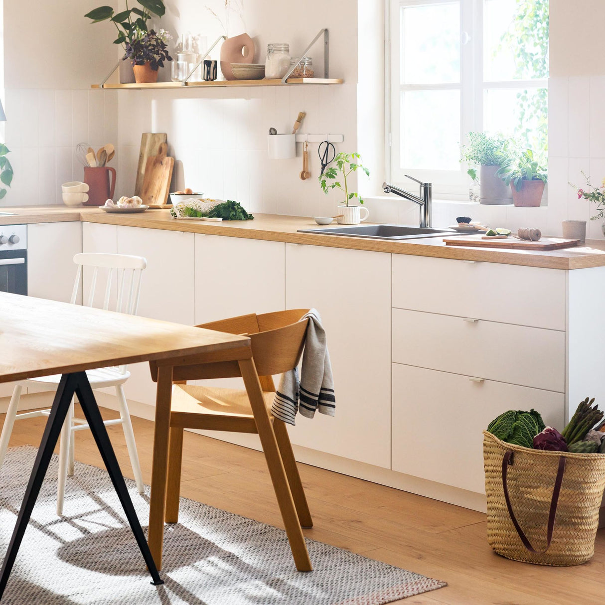 HANSGROHE Mitigeur de cuisine 160 1 jet Zesis M33 installation devant une fenêtre