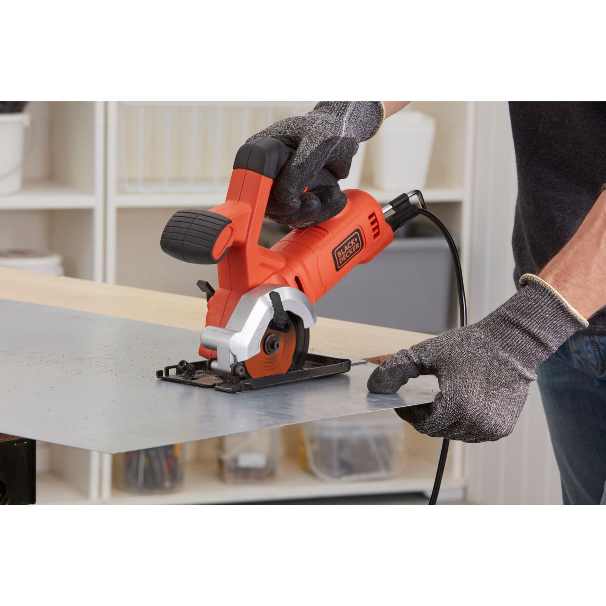 BLACK+DECKER Mini scie circulaire 85 mm filaire 400W - 3600 trs/mn BES510K-QS