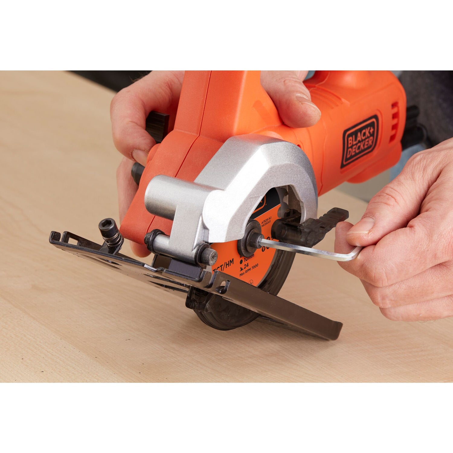 BLACK+DECKER Mini scie circulaire 85 mm filaire 400W - 3600 trs/mn BES510K-QS