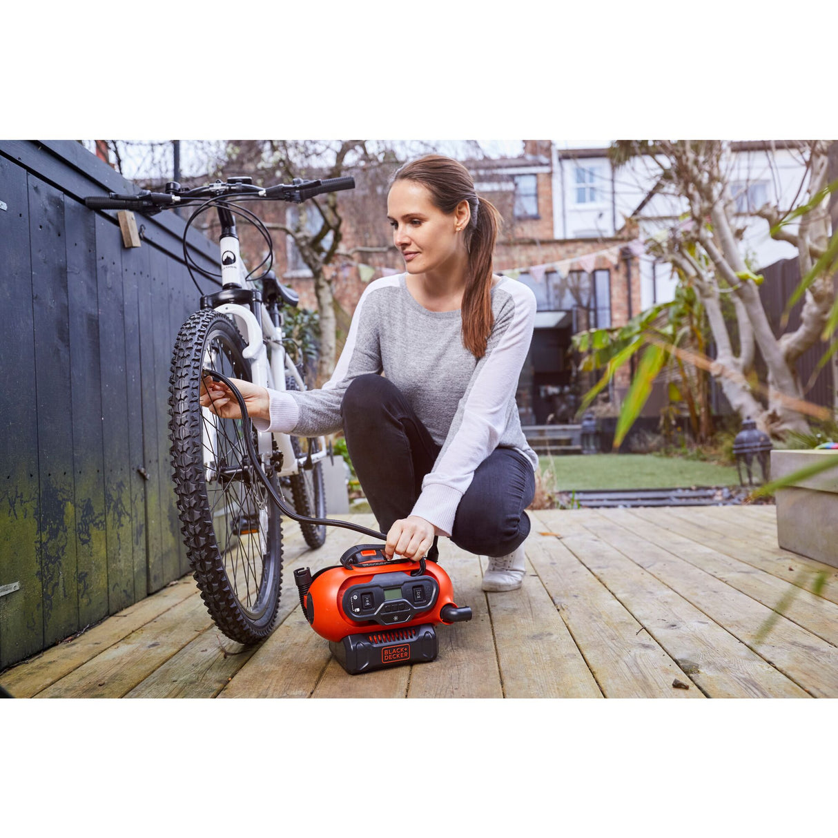 BLACK+DECKER Gonfleur-Compresseur filaire ou sans fil 18V 160 PSI sans Batterie BDCINF18N-QS
