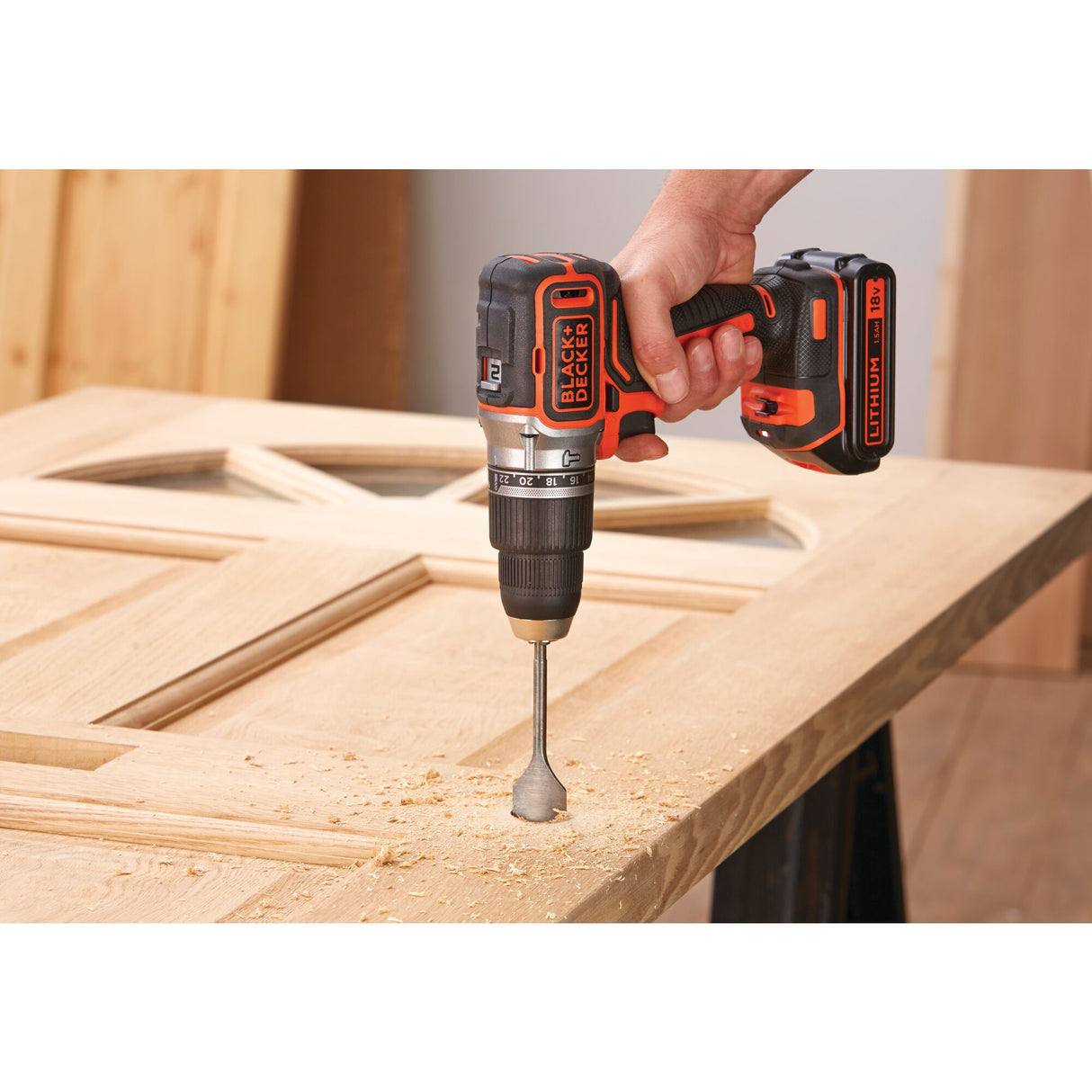 BLACK+DECKER Perceuse à percussion sans fil Brushless 18V batterie 4Ah et 2,5Ah avec 50 accessoires BL188ME2SA-QW