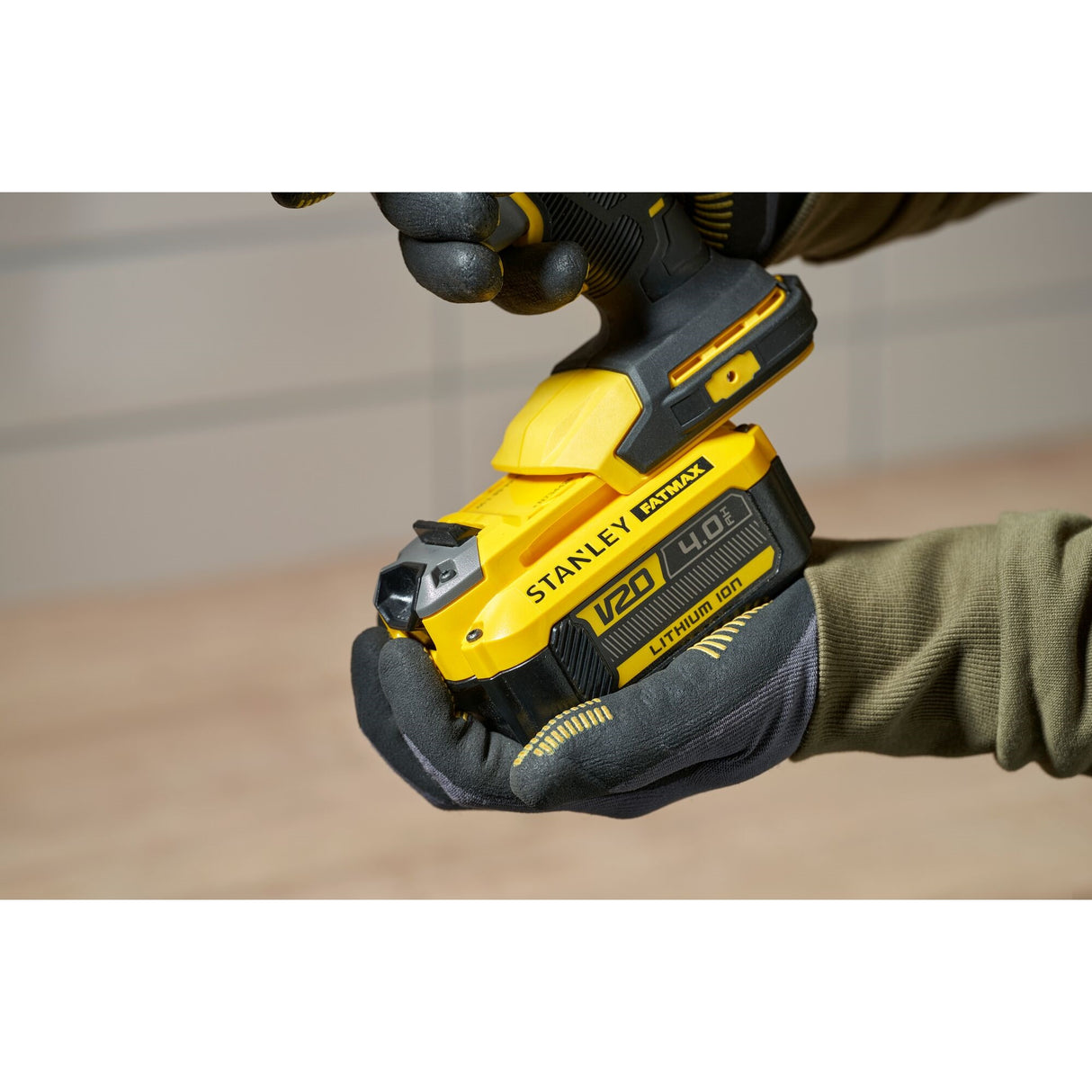 STANLEY FATMAX Pistolet à mastic sans fil 18V sans batterie V20 SFMCE600B-XJ