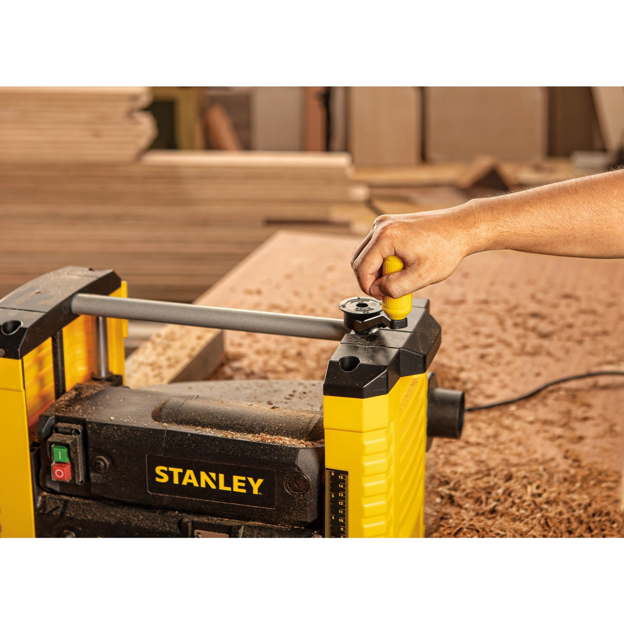 STANLEY Rabot de chantier filaire 1800W STP18-QS