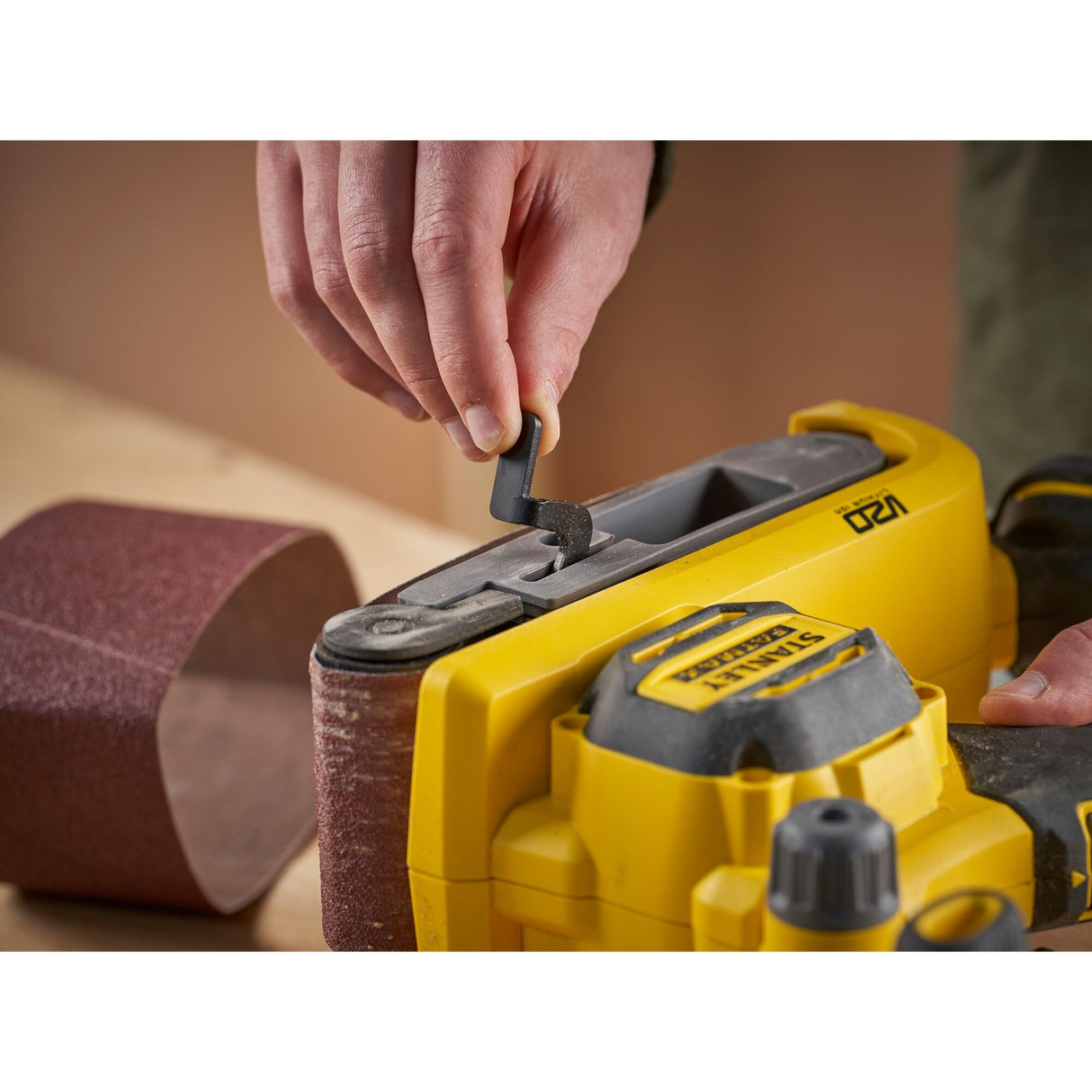 STANLEY FATMAX Ponceuse à bande sans fil 18V sans batterie V20 SFMCW223B-XJ