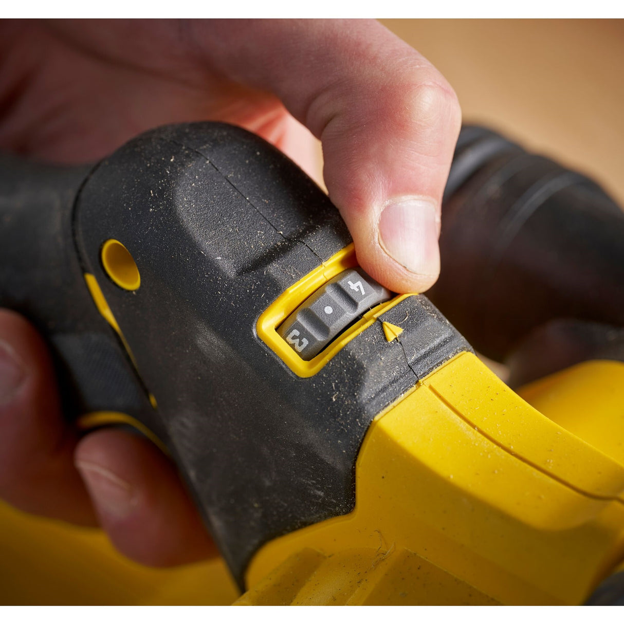 STANLEY FATMAX Ponceuse à bande sans fil 18V sans batterie V20 SFMCW223B-XJ