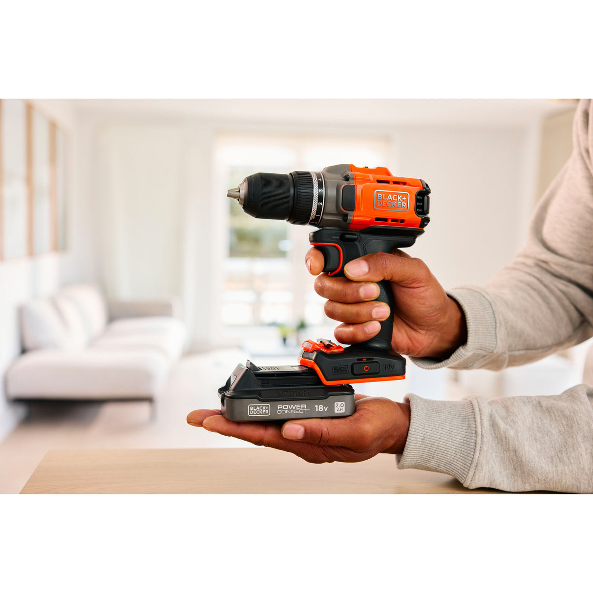 BLACK+DECKER Perceuse Visseuse Éco-Responsable 18V Brushless - 2 Batteries 2Ah – En Mallette - BCD382D2XK-QW