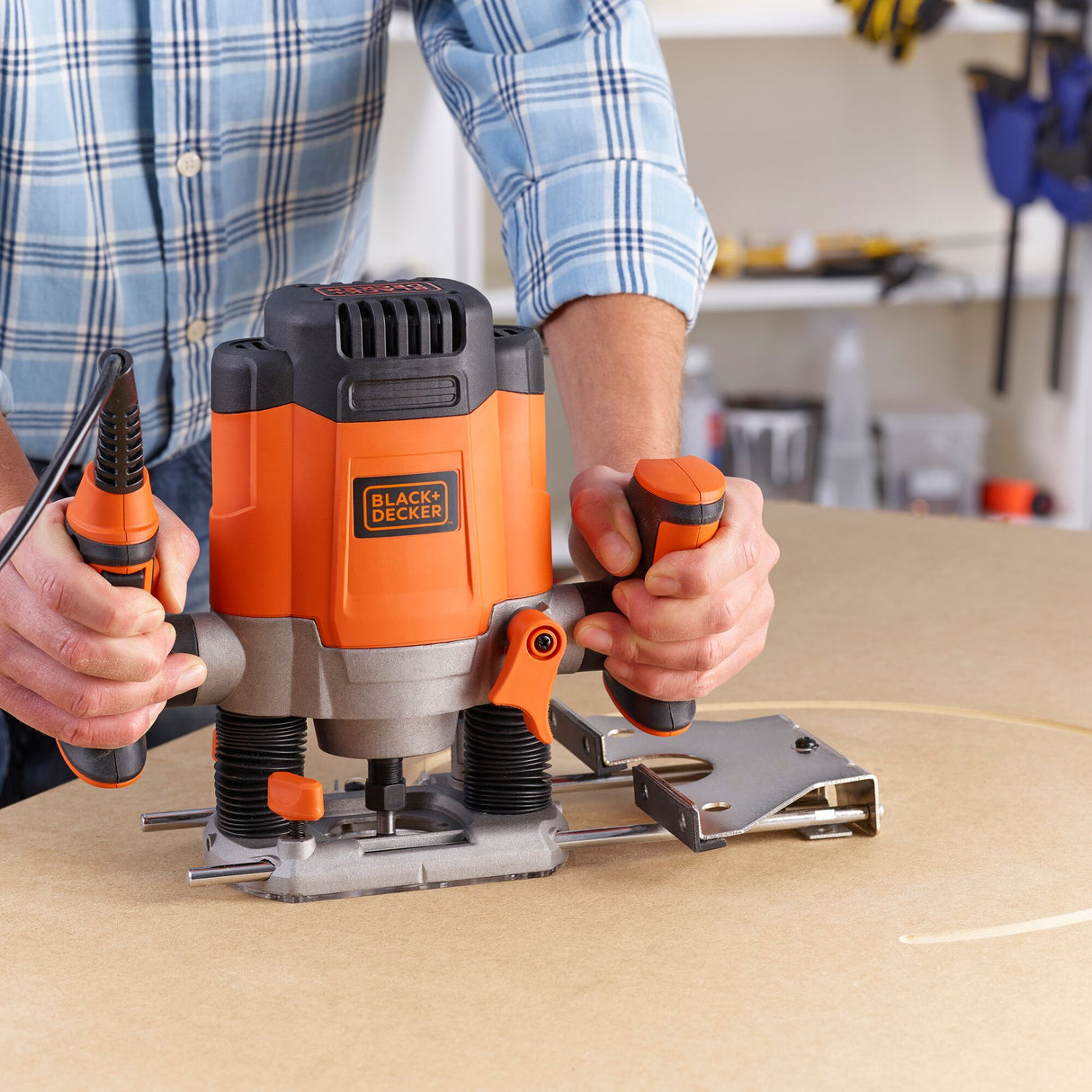 Défonceuse Black+Decker orange et noire, outil électroportatif pour bois.