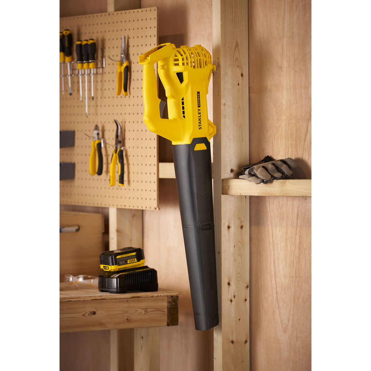 Souffleur Stanley, outil sans fil jaune et noir suspendu dans un atelier en bois