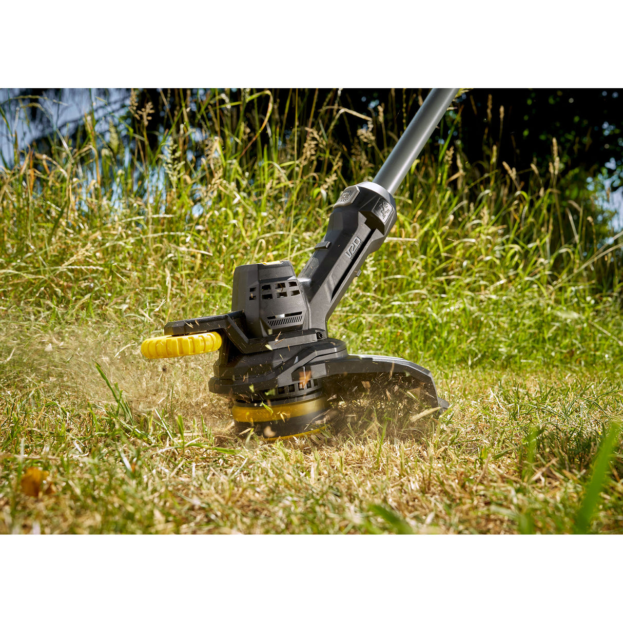 Coupe-bordure DEWALT noir et jaune en action sur gazon, outil de jardinage électrique.