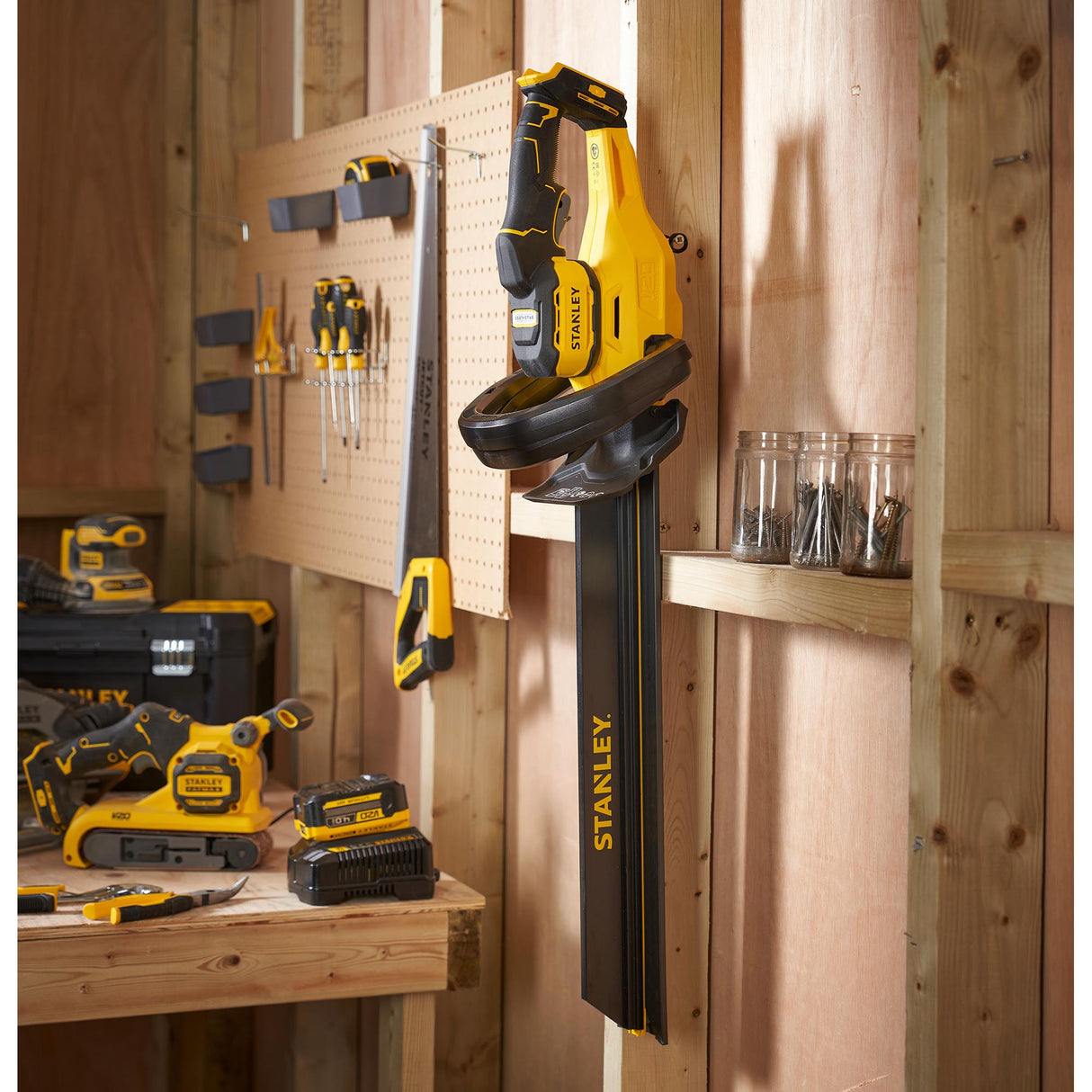 Scie sur table électrique Stanley, outil électroportatif jaune et noir, dans un atelier.