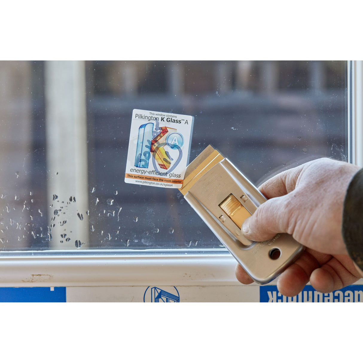 STANLEY Gratte-vitre métal 95mm corps métallique avec lame rétractable de 40mm 0-28-500