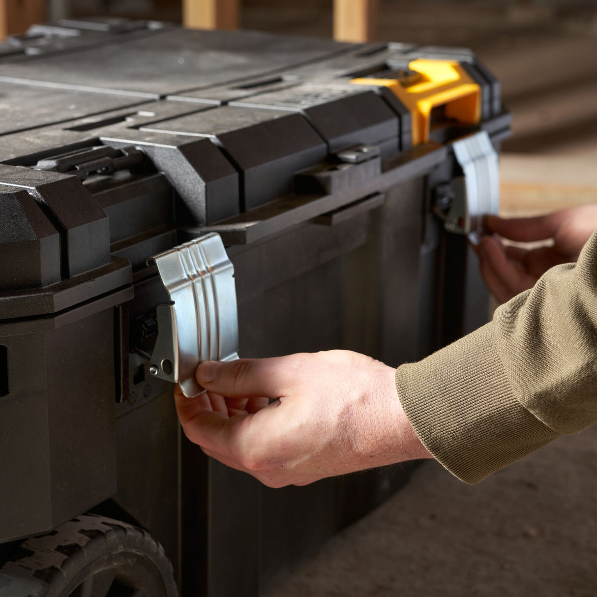 STANLEY FATMAX Coffre de chantier étanche 136L TSTAK PRO-STACK FMST17870-1