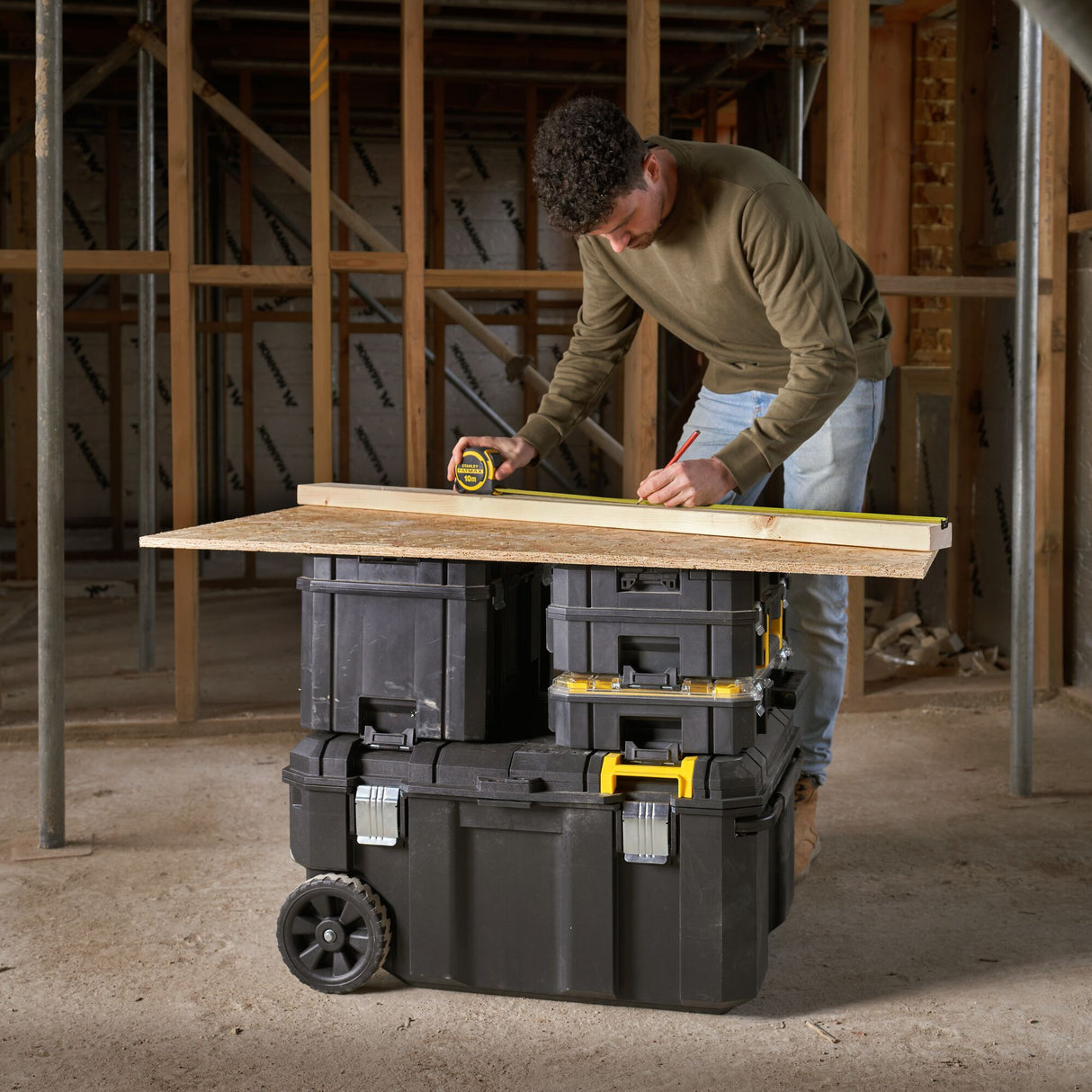 STANLEY FATMAX Coffre de chantier étanche 136L TSTAK PRO-STACK FMST17870-1