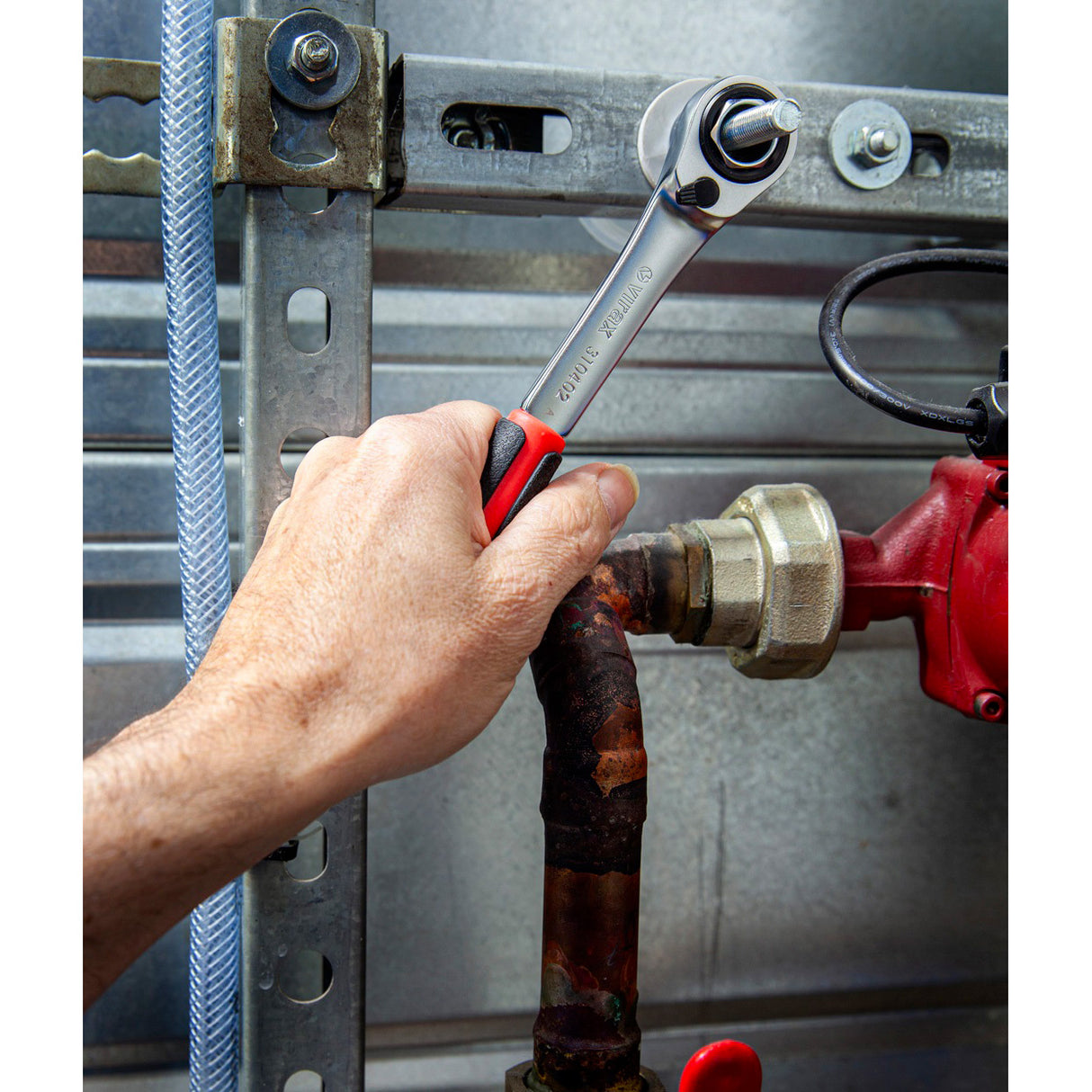 VIRAX Coffret 51 outils spécial plomberie : douilles traversante, embouts 1/4" et clé robinet 310410