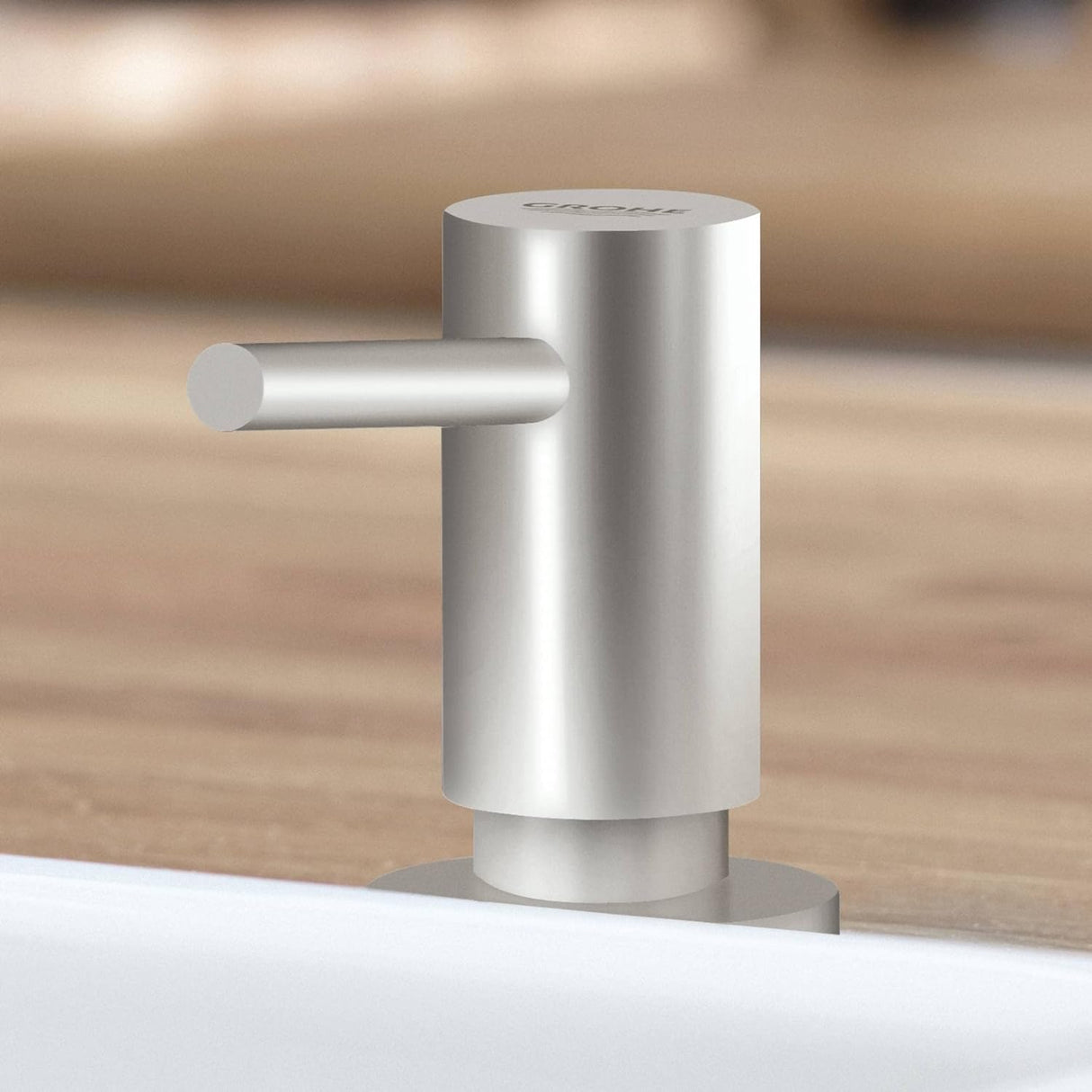 Distributeur de savon Grohe, couleur inox brossé, design moderne pour évier.