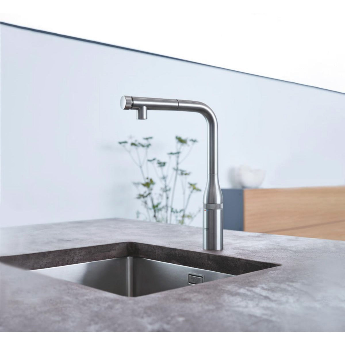 Mitigeur Grohe, robinet de cuisine, finition inox, design moderne sur évier