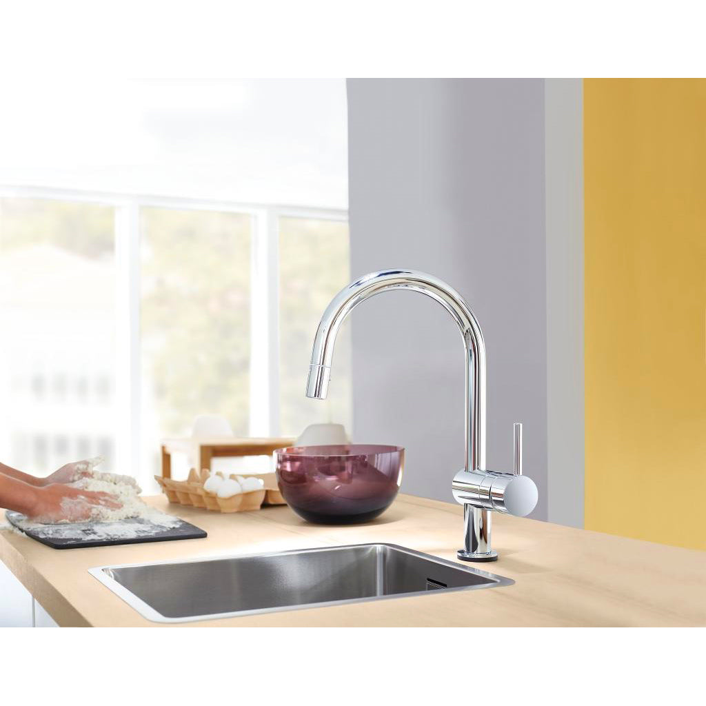 Mitigeur de cuisine Grohe, robinet chromé, moderne, sur évier, couleur argentée.