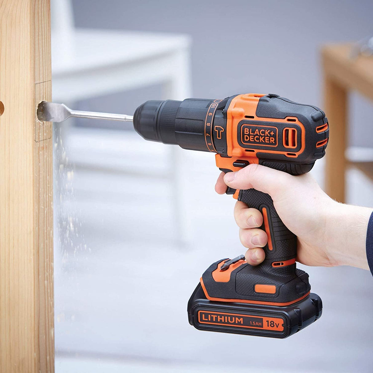 BLACK+DECKER Perceuse à percussion sans fil 18V batterie 1,5Ah avec 104 accessoires BDCHD18S1KA-QW