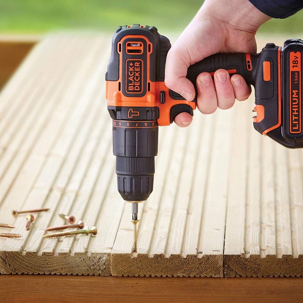 BLACK+DECKER Perceuse à percussion sans fil 18V batterie 1,5Ah avec 104 accessoires BDCHD18S1KA-QW