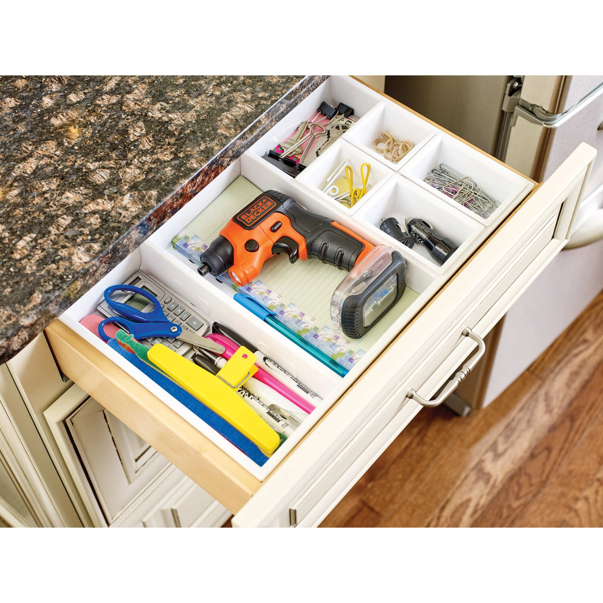 BLACK+DECKER Tournevis électrique 3.6V en coffret BDCSFS30C-QW