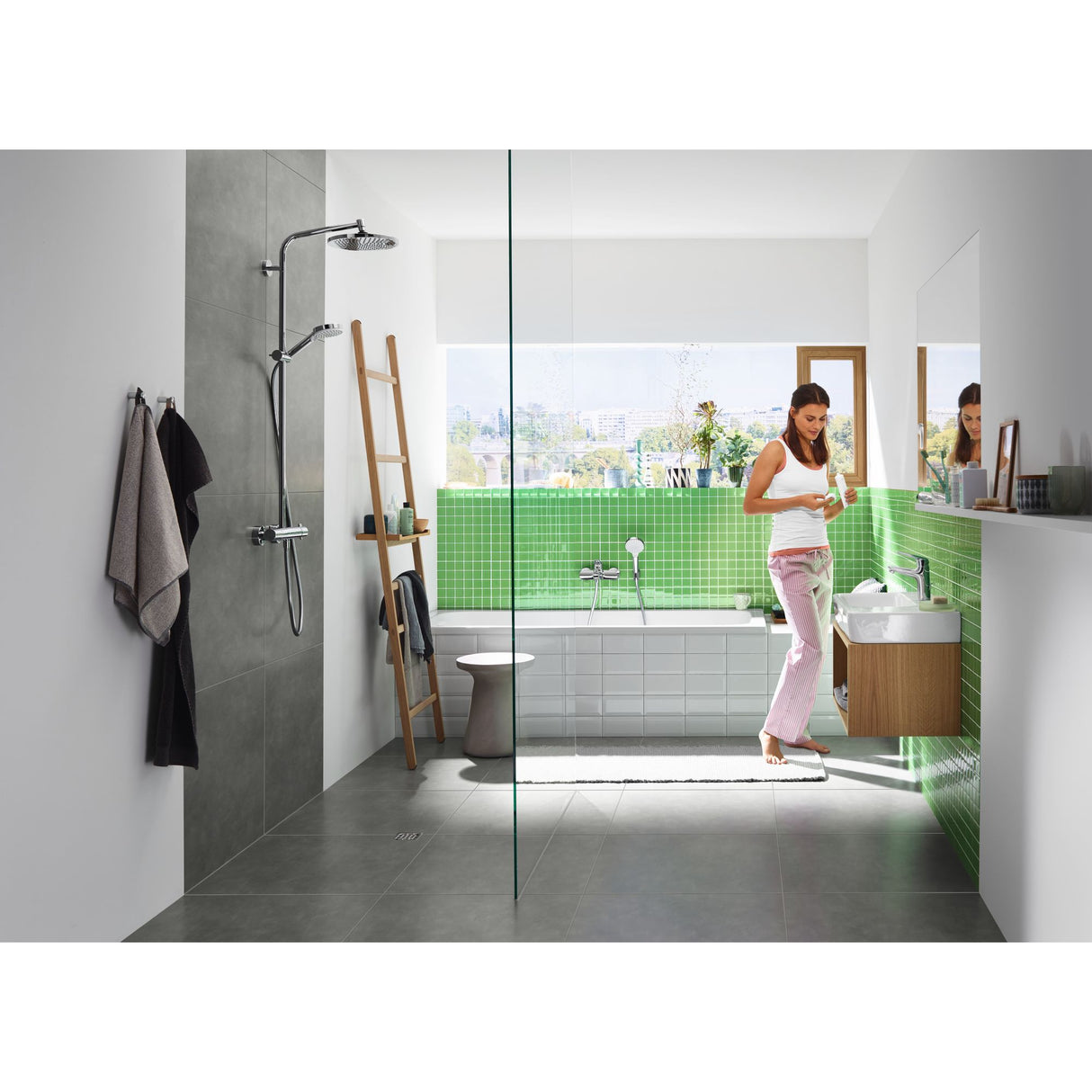 Douche Grohe chrome, salle de bain moderne, carrelage vert, colonne de douche