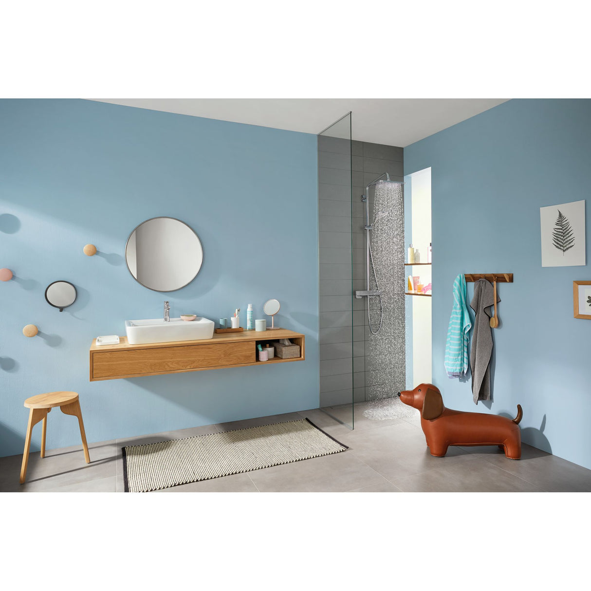 Salle de bain moderne Grohe, douche et vasque, couleur bleu clair.