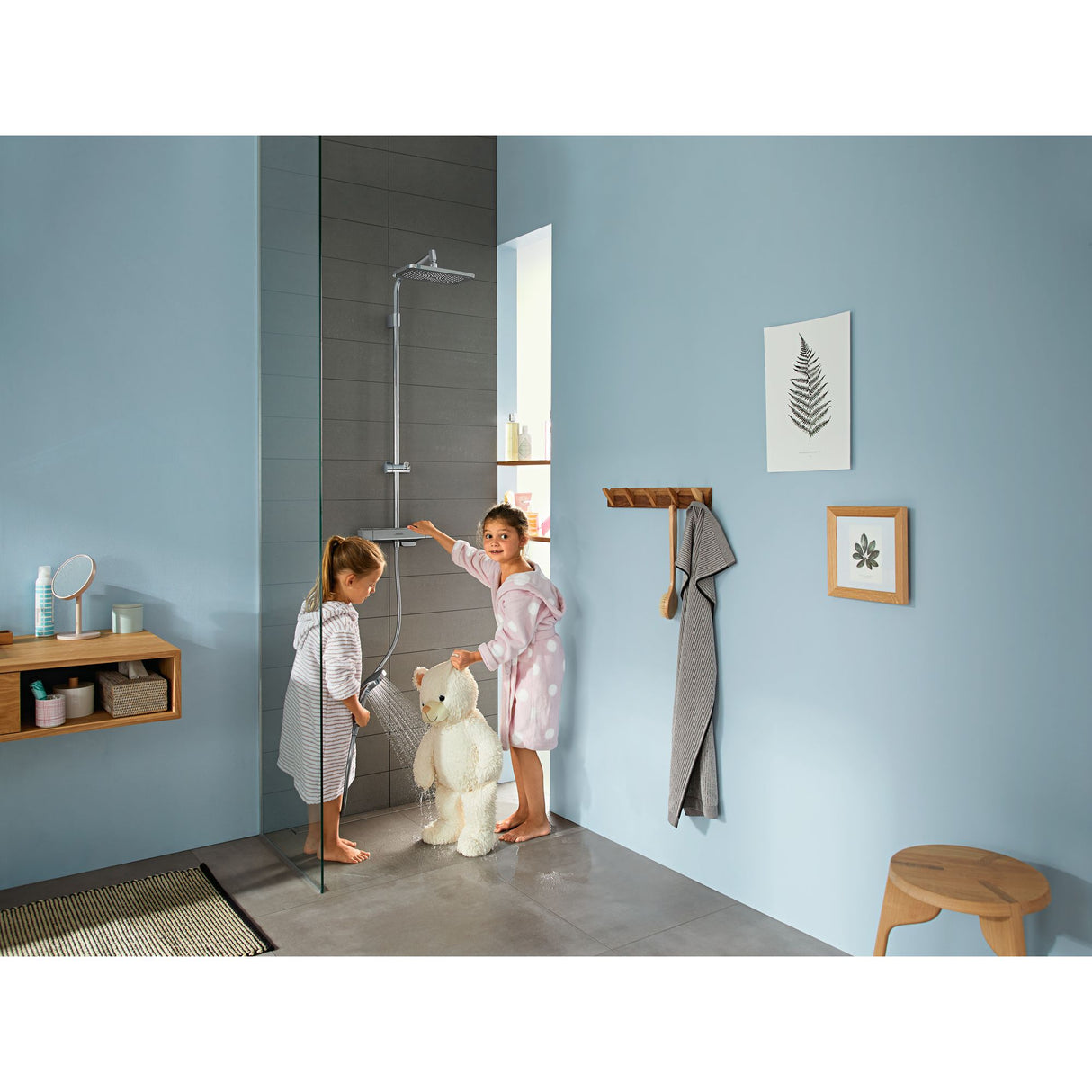 Douche Grohe, colonne de douche chromée, enfants jouant, salle de bain moderne, couleur gris