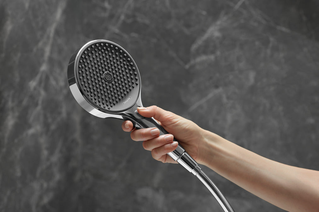 Pommeau de douche Grohe, type douchette, couleur noir et chrome, tenu à la main