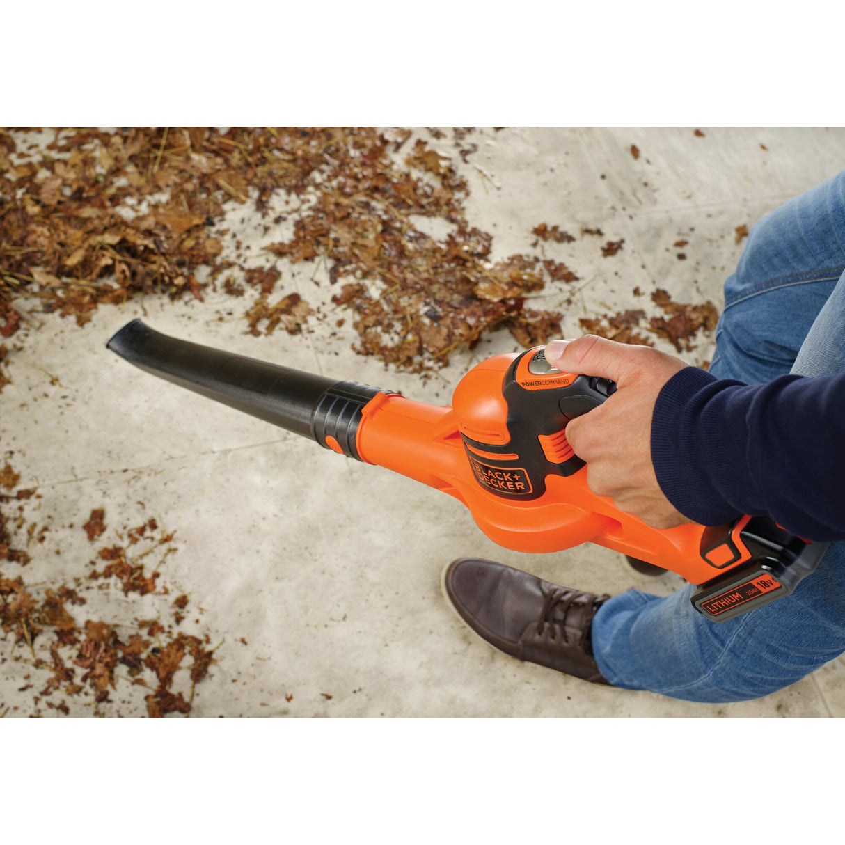 Souffleur de feuilles Black+Decker, type souffleur, couleur orange et noir, en utilisation