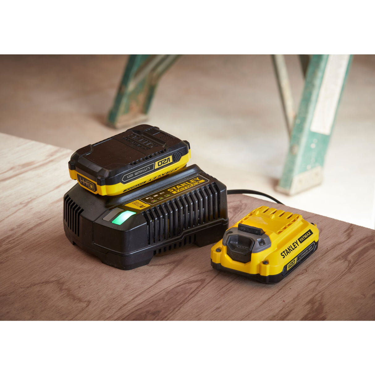 STANLEY FATMAX Starter kit chargeur 2Ah et batterie 18V 4Ah V20 SFMCB14M1-QW