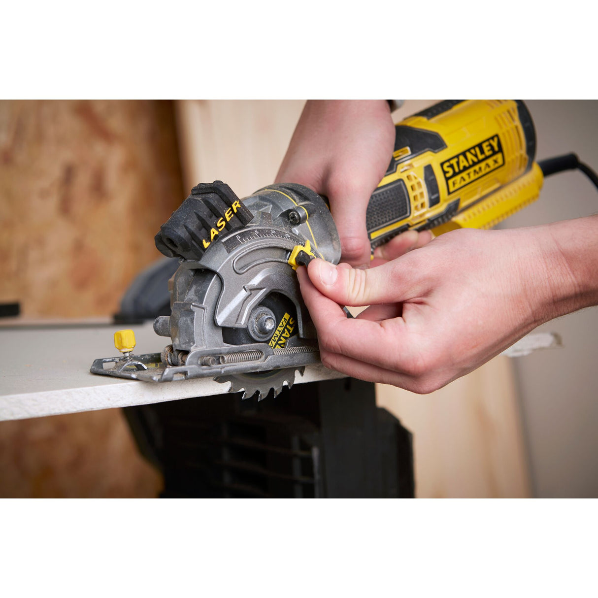 STANLEY FATMAX Scie circulaire filaire 650W multimatériaux FME380K-QS