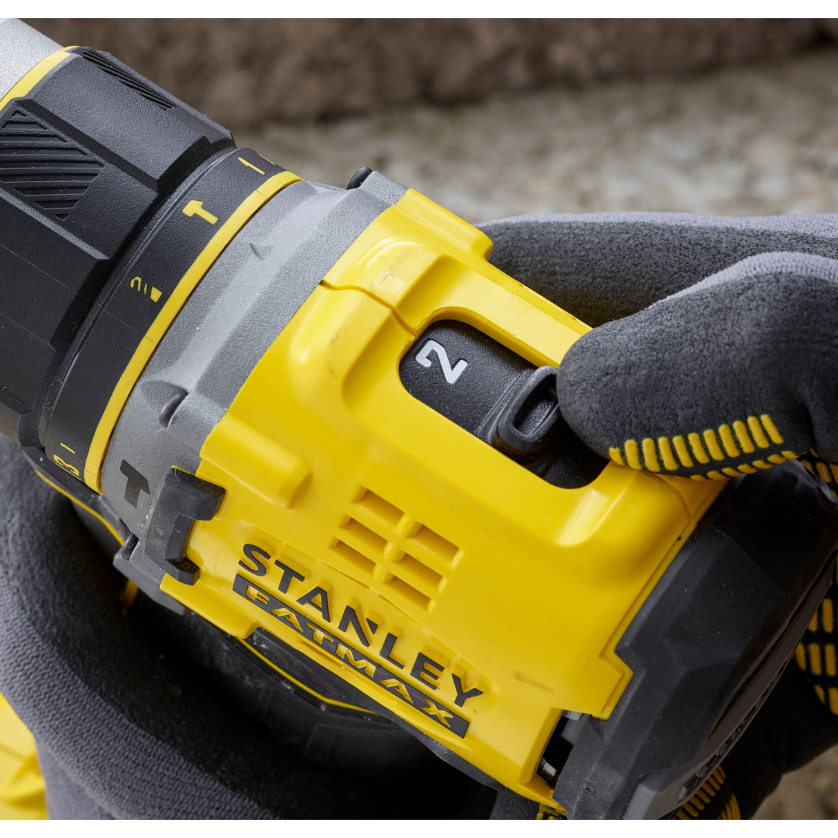 STANLEY FATMAX Perceuse-visseuse à percussion sans fil 18V 80Nm V20 batterie 2Ah SFMCD721D2K