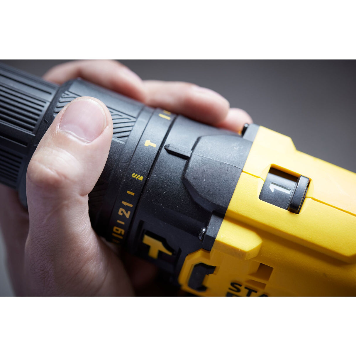STANLEY FATMAX Perceuse-visseuse à percussion sans fil 18V 50Nm V20 2 batteries 2Ah SFMCD711D22-QW