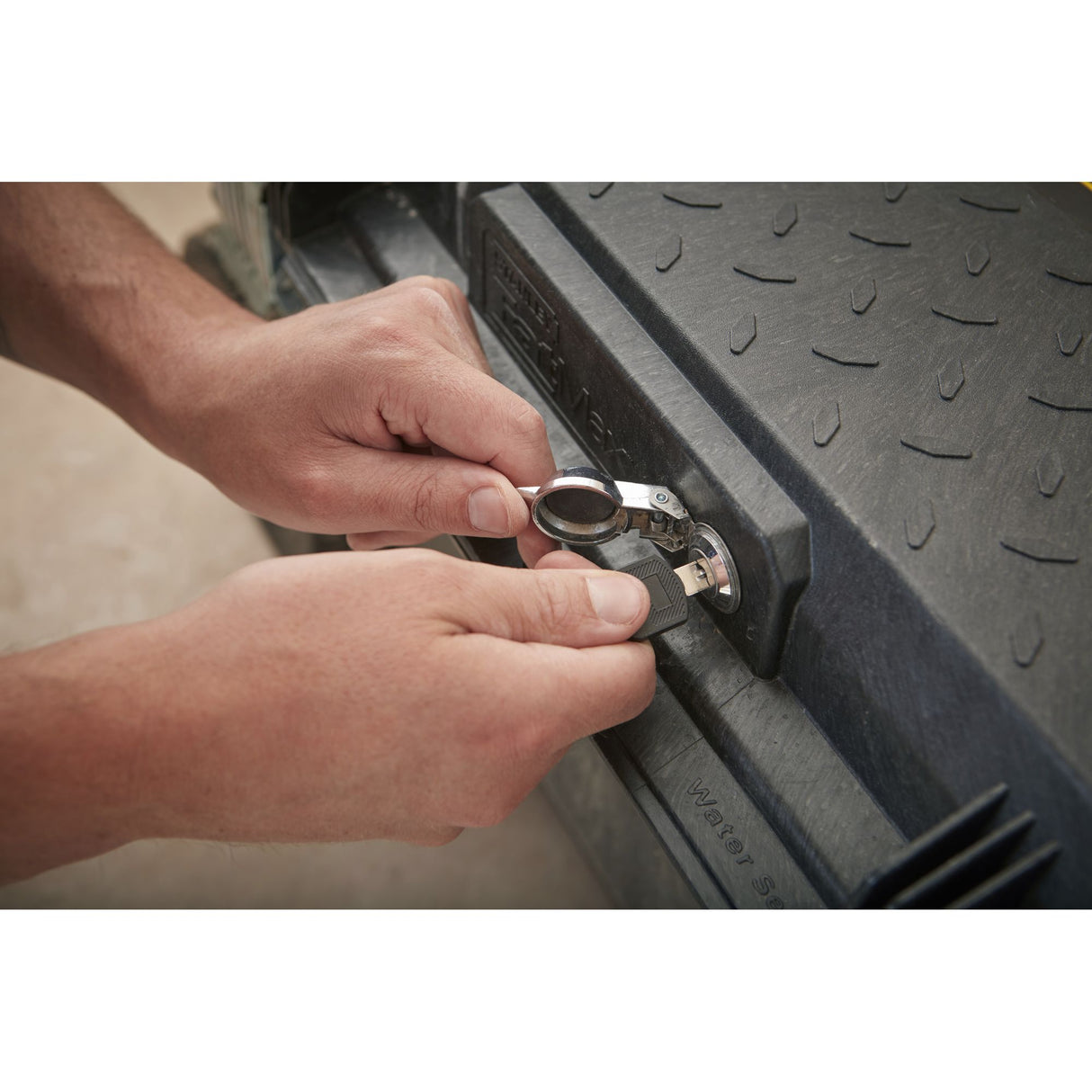 STANLEY FATMAX Coffre de chantier étanche 113L 1-94-850