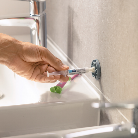 Colle pour fixer les accessoires de salle de bain au mur