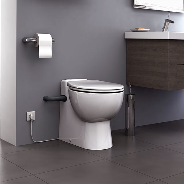 WC japonais blanc marque Grohe avec abattant électronique, installé dans une salle de bain moderne.
