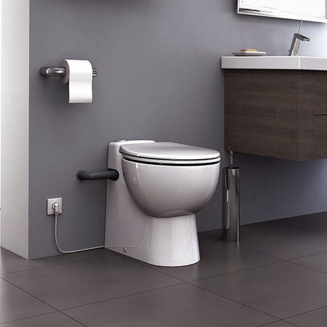 WC japonais blanc marque Grohe avec abattant électronique, installé dans une salle de bain moderne.