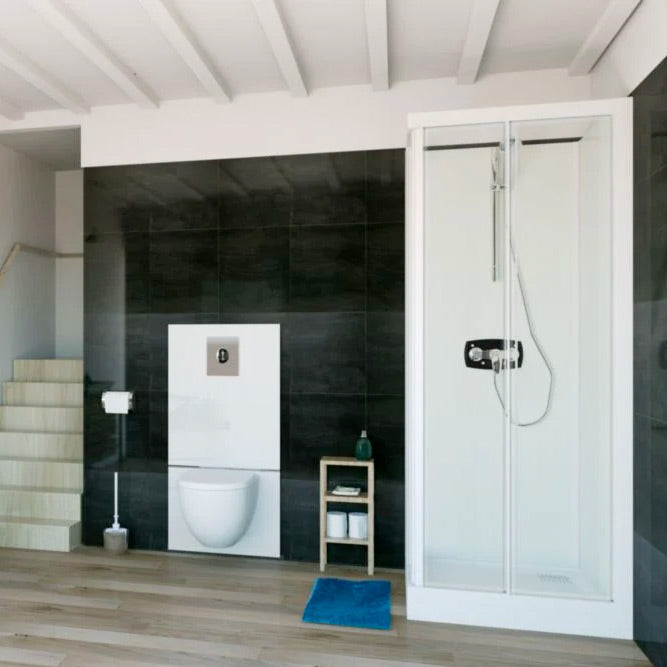 Broyeur SFA avec bâti-support WC Grohe et habillage en verre Saniwall Pro Up, installé dans une salle de bain moderne.